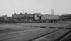 Parowóz Tr20 z tendrem 21D20 produkcji USA (1919-1922) w lokomotywowni,...